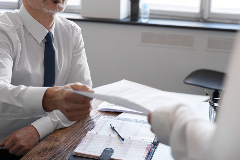 Abogados conciliadores en Castellón entregando papeles para resolver conflictos legales de manera amistosa